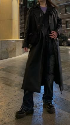 Dark Trench Coat Outfit, Long Black Trench Coat Outfit, Oversized Trench Coat Outfits, Long Black Coat Outfit, Goth Lookbook, Long Black Trench Coat, Grunge Outfits Winter