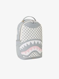 Lo zaino ROSE HENNEY BACKPACK di SPRAYGROUND è un accessorio unisex dal design moderno e accattivante. Realizzato in PVC di alta qualità, questo zaino è resistente e durevole, perfetto per l'uso quotidiano o per viaggi avventurosi. Il colore grigio del tessuto conferisce un aspetto elegante e sofisticato, mentre il motivo a rose rende lo zaino unico e originale. La capienza di 46X15X29 cm lo rende spazioso e versatile, adatto a contenere libri, documenti, laptop e tutto ciò che serve per affront Backpack Purse Outfit, Sprayground Backpack, Pretty Backpacks, Cute Backpacks For School, Spray Ground, Pretty School Supplies, Stylish School Bags, Back To School Backpacks, Cute School Supplies