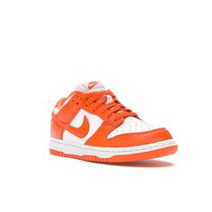 Nike celebra il 35° anniversario del Nike Dunk con la release delle Nike Dunk Low SP Syracuse (2020). Le Nike Dunk debuttano come parte del Nike College Color 1985, che includeva sneakers nei colori accademici di 12 noti programmi di basket, consentendo ai tifosi di supportare le loro squadre preferite indossandone i colori dalla testa ai piedi. La colorway Syracuse è stata tra le prime tonalità collegiali lanciate da Nike, aprendo la strada all'uso del colore sulle scarpe da basket. Nike Dunk, Nike Dunks, Nike Air Force, Nike Air, Nike