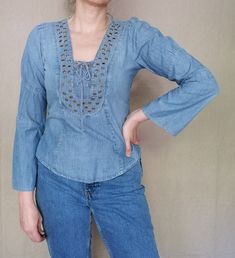 Vintage 90s denim blouse with eyelets , elegant casual denim top with bell sleeves S-M Bust: 96cm / 37 in Lenght:  60 cm/ 23 in Sleeve lenght: 61 cm/ 24 in Sholders (back): 32 cm/ 12.5 in Size : S-M Materials: 100% cotton Condition: very good vintage condition Top With Bell Sleeves, Womens Blouses, Jean Vintage, 90s Denim, Elegant Casual, Denim Blouse, Casual Denim, Upcycle Clothes, Denim Top