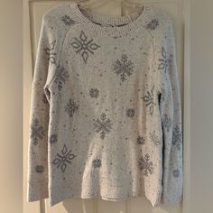 Nwt! Marled Ivory And Heather Grey Snowflake Jacquard Sweater Allover Snowflakes Ribbed Cuffs And Hem Side Slits Relaxed Fit 25” Long 17.5” Pit To Pit Long White Sweater, Boxy Sweater, Snow Flake, Sweater Trends, Jacquard Sweater, Floral Knit, Boys Sweaters, Mohair Sweater, Knit Tunic