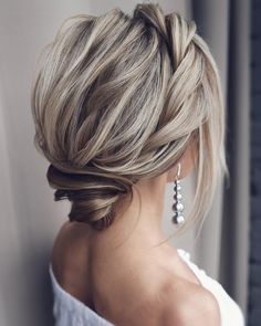 Best Updo Hairstyles for Medium Length Hair, Prom and Homecoming Hair Style Ideas Medium Length Bridesmaid Hairstyles, Geometric Hair Clip, Homecoming Hairstyles For Medium Length, Hoco Hairstyles, Homecoming Hairstyles Updos, Updos For Medium Length Hair, Homecoming Hair Down, Homecoming Hair, Popular Haircuts