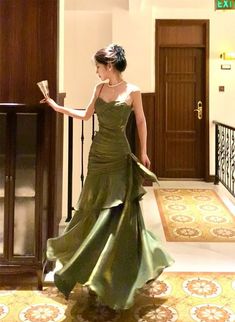 Pleated Green Dress, Floor Length Green Dress, Prom Dresses Unique Vintage, Dark Green Dresses Prom, Long Silk Prom Dress, Vintage Green Prom Dress, Whimsical Prom Dresses, Unconventional Prom Dress, Green Fitted Gown With Sweetheart Neckline