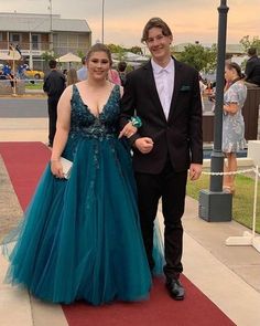 Prom Dresses 2023 Plus Size, Plus Size Prom Dresses 2023, Mid Size Prom Dress, Baddie Prom Dresses, Baddie Prom, Prom Dress Aesthetic, Prom Dresses V Neck, Prom Dresses Plus Size, Plus Size Prom Dress