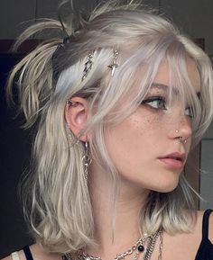 Grunge Platinum Hair, Silver Colored Hair, Silver Blonde Hair Aesthetic, Hair Refrence Girl, Silver Hair Girl Aesthetic, Hot People Instagram Ideas, Queer Hairstyles Long, Half Up Half Down Wolf Cut, Silver Blonde Hair Short