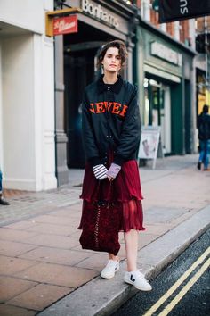 60+ Chic Veja Sneakers Outfits [2024]: How To Wear Veja Sneakers To Step Up Your Sneaker Game Tomboy Skirt Outfit, Stolen Girlfriends Club, Casual Luxe, Street Style 2016, London Fashion Week Street Style, Campaign Fashion, Fashion Week 2016, Club Outfit, Half Skirt