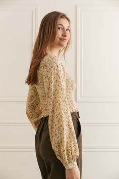 Petite blouse délicate et ultra féminine. Son buste en nid-d'abeilles et des manches légèrement bouffantes lui donne tout son charme. Blouse ajustée courte en nid-d'abeilles Col carré Manches bouffantes avec bouton au poignet Fit régulier ajusté. Nous vous conseillons de choisir votre taille habituelle pour obtenir le même fit que sur la mannequin. La mannequin mesure 5pi9 et porte la grandeur petit. Composition : 100% polyester Feminine Blouses, Honeycomb, Puff Sleeve, How To Wear