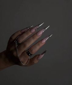 Silver Stiletto Nails, Acrylic Nails Stiletto, Stilleto Nails Designs, Wow Nails, Vintage Nails, Pointed Nails, Glow Nails, Blush Nails, Classy Acrylic Nails