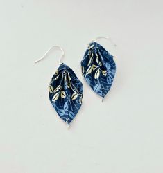 Handmade origami Leaf earrings, use paper Each earring is lacquered for durability, but remember to avoid direct contact with water. These earrings are lightweight. They measure 6 cm in length from the bottom of the ear hook, and are 2 cm in width. Item ships from Canada. It comes in a nice gift box. All my items are nicely (and securely) wrapped. Shipping: 1-3 working days Best Friend Anniversary, Origami Leaf, Origami Leaves, Birthday Best Friend, Friend Anniversary, Origami Jewelry, Paper Earrings, Earring Handmade, Handmade Earring