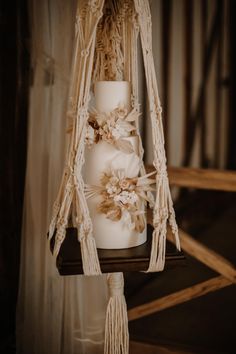 Hanging Macrame Wedding Cake Stand for Boho Cake Wedding Cake Boho Chic, Pampas Grass Wedding Cake, Boho Chic Wedding Cake Dessert Tables, Wedding Cake With Pampas, Wedding Cakes Pampas, Wedding Cake Dried Flowers, Rustic Wedding Cake Pampas