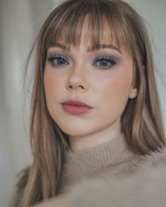 Grey Eyeshadow Looks, Soft Summer Makeup, Grey Smokey Eye, Grey Eye Makeup, Victoria Beckham Beauty, Summer Eye Makeup, Grey Makeup, Wedding Guest Makeup, Grey Eyeshadow