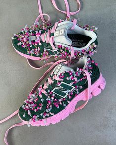 Dalle borse piene di ciondoli e scoubidou alle scarpe: la nuova moda della personalizzazione arriva alle sneakers, con lacci in pizzo, perle e strass che non passano inosservati Designer Sneakers Women, My Shoes, Thrift Fashion