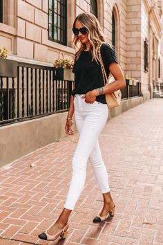 White Jeans For Work, Beige Handbag Outfit, White Jeans Outfit Work, White Beige Outfit, Summer Jeans Outfit, Outfits With White Jeans, White Jeans Outfit Summer, Best White Jeans