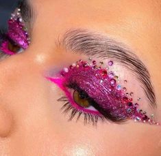 Taylor Swift Makeup, Graphic Makeup, Face Gems, Pink Vibes, Bachata, How To Apply Makeup, Cool Eyes, Makeup Inspo, Maquillaje De Ojos