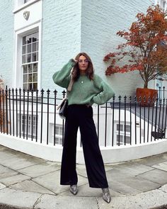 Wide Leg Pant Outfits Winter, Wide Leg Trousers Fall Outfit, High Waisted Wide Leg Black Jeans, Black High Waisted Trousers Outfit, Zara Wide Leg Pants Outfit, Wide Leg Trousers Outfit Casual Winter, Wide Leg Sweater Pants Outfit, Black Pants Wide Leg Outfit, Sweater With Wide Leg Jeans