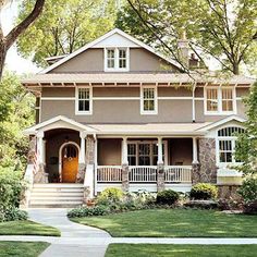 a house that is sitting in the grass