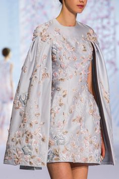 Short Embroidery, Fashion Design Inspiration, Fashion Week Dresses, Mini Embroidery, Fashion Week 2016, Fashion Week Runway, Dress Mini, Elegant Floral