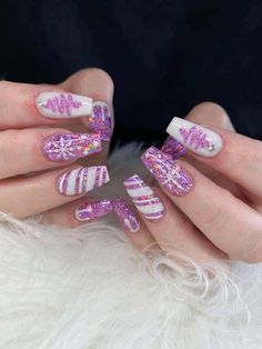 Christmas Nail Designs Purple, Christmas Nails Fancy, Purple Winter Nails Acrylic, Purple Winter Nail Ideas, Pink And Purple Christmas Nails, Pink And Silver Christmas Nails, Christmas Purple Nails, Purple Christmas Nail Designs