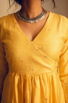 Haldi outfit Kurta Designs Back Neck, Yellow Dress Accessories Jewellery, Haldi Dress Ideas, Dress Designs For Stitching, Curvy Casual Outfits, Simple Frock Design, Stylish Kurtis Design