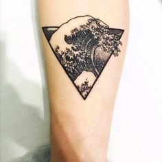 a tattoo on the leg of a person with a wave in it's center