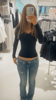 How To Style Low Waisted Jeans, Very Low Waist Jeans, How To Make Jeans Low Waist, Outfit With Low Waist Jeans, Low Waisted Jean Outfits, Low Rise Skinning Jeans Outfit, 2000s Flare Jeans Outfit, Winter Outfits 2000s Style, Low Rise Fits