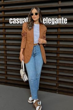 Clique e aprenda a comprar as peças certas para se vestir bem sem estourar o limite do cartão de crédito. Se vestir bem não precisa ser caro, clique e descubra como fazer uma mudança no visual de forma simples e rápida.    Look casual elegante | look com brazer caramelo | look casuak com blazer | look elegante com tênis | look de trabalho casual | look de trabalho elegante e despojado | bolsa branca | look com blazer e calça jeans | Look para o dia a dia com blazer | Look casual de inverno | look de inverno | tendencia de inverno | bolsa branca | bolsa de couro | calça reta | calça mom jeans | estilo casual elegante | estilo easy chick Casual Blazer Looks For Women, Look Com Mom Jeans, Look Casual Chique, Outfit Mujer Casual, Look Elegante Casual, Looks Con Jeans, Look Mom Jeans, Outfit Con Blazer, Outfits Mom Jeans