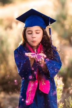 Kindergarten Graduation Pictures Friends, Graduation Pictures Elementary School, Kindergarten Photo Shoot Ideas