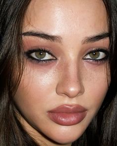 Grunge Makeup No Eyeliner, Makeup Looks Downturned Eyes, Makeup For Dark Features, Hot Chocolate Makeup Look, Under Eye Blush Makeup, Dark Features Makeup, Cool Toned Lip Combo, Messy Eyeliner Aesthetic, Marinated Makeup