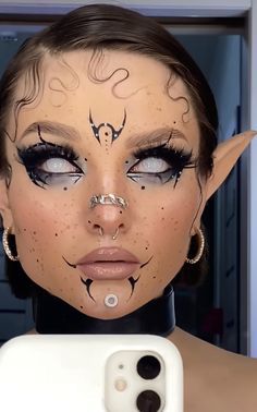 Lilith Inspired Makeup, Cute Demon Makeup, Complex Makeup Looks, Makeup Looks Artistic, Fairy Inspired Hair, Cute Alien Makeup, Halloween Costumes Alien, Alien Makeup Halloween, Edgy Halloween Costume