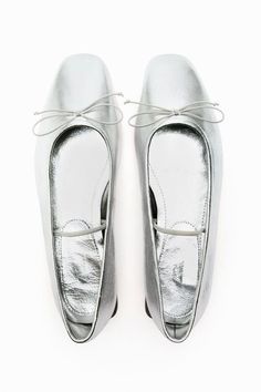 Silver metalic ballerina flats - Zara Silver Ballet Flats, Satin Ballet Flats, Metallic Ballet Flats, Quoi Porter, Silver Flats, Shoe Inspo, Ballet Pumps, Leather Ballet Flats, Ballerina Flats