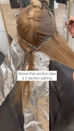 TAYLOR DELLATORRE | HAIR VIDEOS | BLONDES | 🎥 Foilayage Technique (No Rootmelt Needed) ✨Working up the head alternate between horizontal and “V” sections. Bring the highest point of … | Instagram Hair Dye Techniques, Hair Formula, Hair Foils, Blonde Tones, Hair Color Techniques, Color Techniques