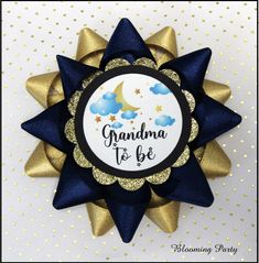 a blue and gold star with the words grandma to be on it, surrounded by stars