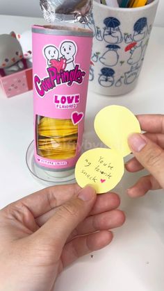 DIY Pringle Gift with Hidden Messages 💕 - Easy thoughtful gift for your boyfriend/girlfriend Cute Diys For Best Friends Gift Ideas, Easy Diy With Paper, Cute Things For Best Friends, Paper Crafts For Best Friends, Cute Diy For Best Friend, Art And Craft Gift Ideas, Easy Cute Gift Ideas, Ideas For Anniversary Gifts, Gifts By Mel