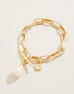 A Lowcountry take on a classic look. A freshwater pearl charm dangles from our 18kt matte gold plated Alodie Toggle Bracelet for a look that never goes out of style. Tiffany Charm Bracelet Gold, Elegant Gold Pearl Bracelet With Charms, Preppy Jewelry, Pearls Jewelry, Spartina 449, Jewelry Accessories Ideas, Mode Casual, Jewelry Essentials, Stacked Jewelry