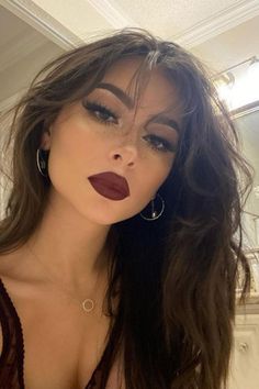 Lazy dark curly hair❤️ Dark Soft Glam Makeup, Dark Halloween Makeup Looks, Glamour Halloween Makeup, Black Cat Energy Makeup, Prom Makeup For Brown Eyes Red Dress, Red Grunge Makeup, Fem Makeup, Pinkish Makeup, Soft Grunge Makeup