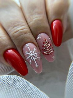 Christmas Nails Red Gold, Christmas Nails Short Red, Short Red Christmas Nails, Extra Christmas Nails, Red Xmas Nails, Red And Gold Christmas Nails, Classy Nail Art Ideas, Nail Art Noel, Christmas Nail Ideas