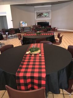 the tables are covered with black and red tablecloths