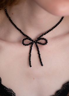 Beaded Bow Necklace, Black Jewelry Necklace, Beaded Bow, Motifs Perler, Diy Jewelry Unique, Beaded Necklace Diy, Beads Bracelet Design, Handmade Jewelry Tutorials, Bow Necklace