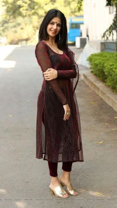 Best Kurti Designs Style, Poses In Suit, Simple Kurtis, Patiyala Dress, Indian Kurti Designs, Churidar Designs, Simple Kurta Designs, Simple Kurti Designs, Casual Indian Fashion