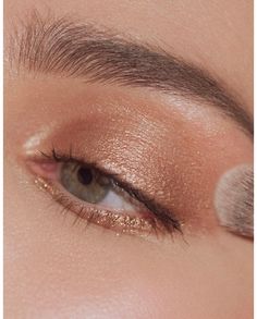 Esta paleta curada de sombras de ojos armoniosas fue probada por artistas y mujeres reales. El consenso es que es fácil de usar e infalible, incluso para aquellos que tienen miedo a las sombras de ojos. Hecho meticulosamente para combinar, superponer y mezclar a la perfección y lograr múltiples looks. Estas sombras de ojos para construir ofrecen un efecto de iluminación duradero. La colección consta de tres sombras de ojos Lid Illumes y una de las nuevas sombras de ojos con fórmula en polvo Stai Gluten Free Makeup, Exfoliate Scalp, Shimmery Eyeshadow, Soft Caramel, Conditioner Hair Mask, Gold Flecks, Eye Shadows, Eye Brushes, Beauty Standards