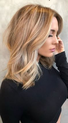 shoulder length haircut Haircuts 2022, Warm Blonde Hair, Medium Length Haircuts, Beautiful Blonde Hair, Warm Blonde, Honey Blonde Hair, Bangs Short, Blonde Hair Shades