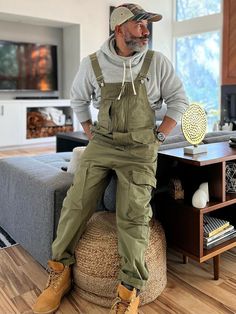 Welder Outfit Men, Work Clothes Men Construction, Handyman Outfit, Mens Overalls Outfits, Green Overalls Outfits, Manly Outfits, Overalls Outfit Men, Male Overalls, Overalls Big