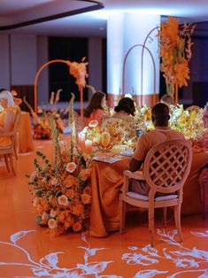 orange-monochrome-dinner-table Orange Dinner Party, Orange Dinner, Unique Party Ideas, Favorite Dinner, Corporate Party, Event Inspiration, Wedding Aisle, Colorful Party, Photo Backdrop