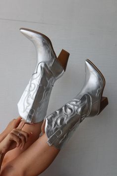 silver boots Silver Boots Outfit, Silver Cowgirl Boots, Cowgirl Boots Aesthetic, Cowboy Boots Aesthetic, Bach Themes, Silver Cowboy Boots, Wedding Cowboy Boots, Book Mood, Shiny Boots