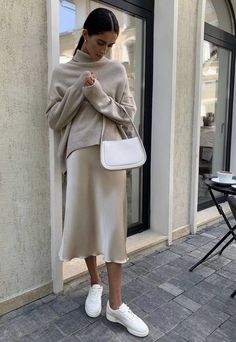 Silk Skirt Outfit, Style Parisienne, Winter Skirt Outfit, Womens Skirts, Neue Outfits, Money Aesthetic, Skirt Midi, Slip Skirt