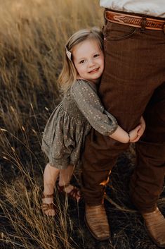 Jessica Byrum Photography, Alaska Photographer, Stock Photographer Family Fall Pictures Poses, Self Family Photoshoot, Family 4 Fall Photoshoot, Family Of 4 Photo Ideas Fall, Cute Family Portraits, Fall Family Photography Ideas, Cute Family Goals Couple, Father Daughter Fall Pictures, Fall Photoshoot Poses Family Portraits