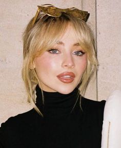 Curtain Bangs Celebrities, Sabrina Carpenter Bangs Short Hair, Curtain Bangs Sabrina Carpenter, Curtain Bangs For Big Forehead, Curtain Bangs Small Forehead, Sabrina Carpenter Curtain Bangs, Wedding Hairstyles Bangs, Thick Curtain Bangs, Sabrina Carpenter Haircut