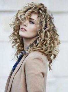 Curly Hair Model, Layered Curls, Blonde Curly Hair, Cute Curly Hairstyles, Long Layered Haircuts, Scene Hair