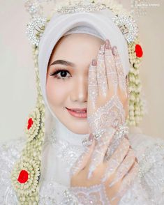 White Wedding Henna, White Henna Designs, Modal Hijab, Pose Wedding, Muslim Wedding Photography, Adat Jawa