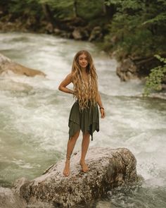 Druid Photoshoot, Boho Yoga Outfit, Hippie Photoshoot, Beachy Curls, Mundo Hippie, Boho Photoshoot, Hairstyles For Summer, Hippie Women, Yoga Hair